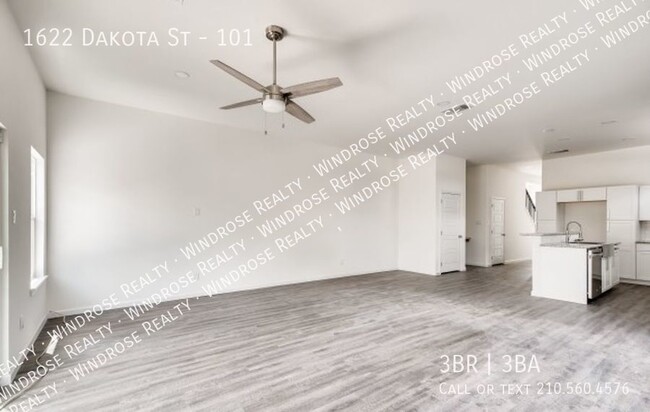 Building Photo - Beautiful Townhome!