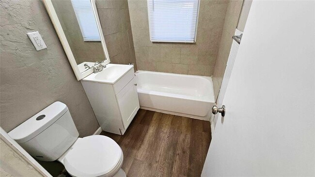 Building Photo - 1505 NE 29th St