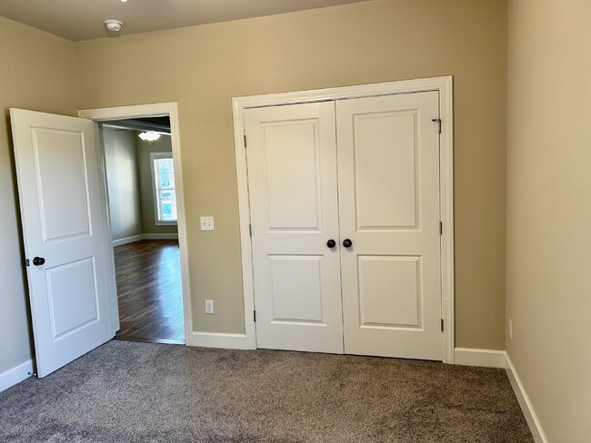 Building Photo - 2BD 2BA ONE LEVEL CONDO IN ALGOOD