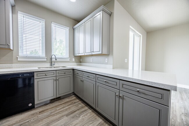 Building Photo - 972 S High Ridge Dr