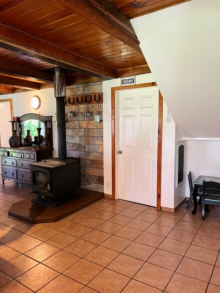 Building Photo - 260 Rustic Ln