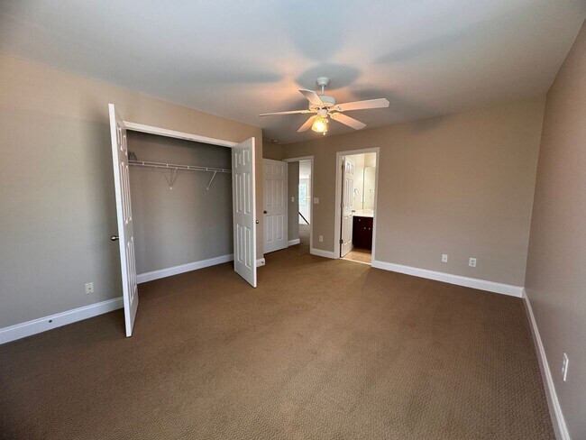 Building Photo - Stunning 5 Bedroom 4 Bath Home with 3 Car ...