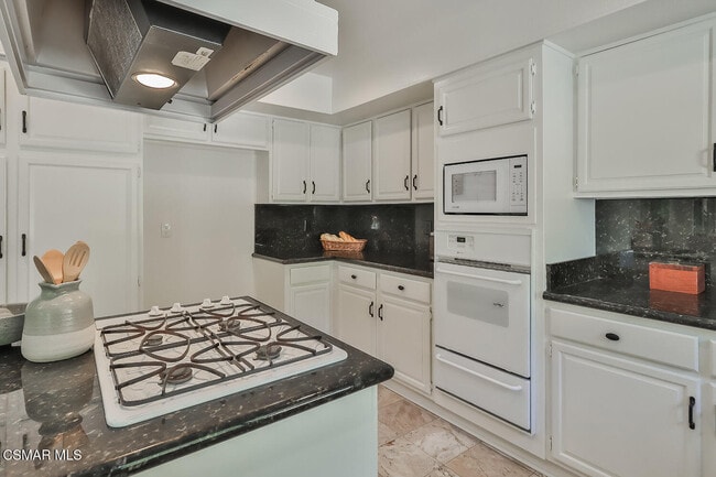 Building Photo - 270 Fox Hills Dr