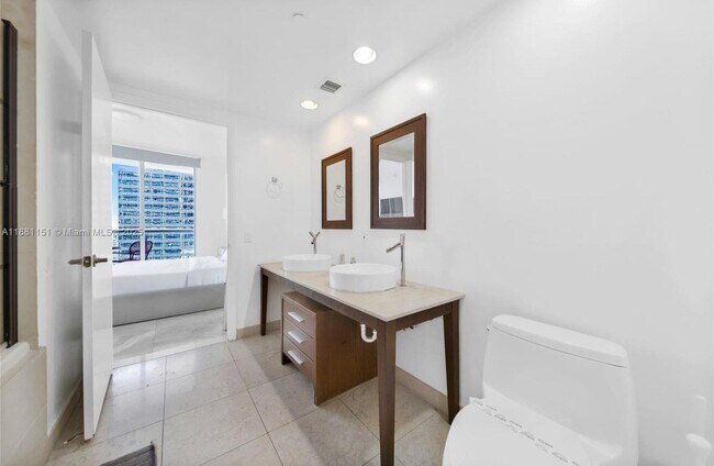 Building Photo - 485 Brickell Ave