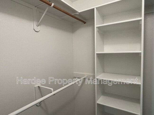 Building Photo - 10764 W Goldenrod Ave