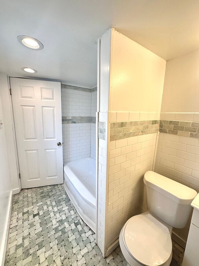 Building Photo - Updated 1 Bed, 1 Bath First Floor Unit in South Side - Private Entrance, Laundry in Basement - Av...