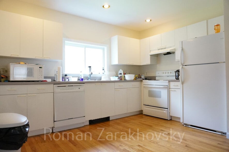 Building Photo - 50 Kent St