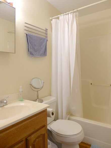 Building Photo - 15 Eldora St