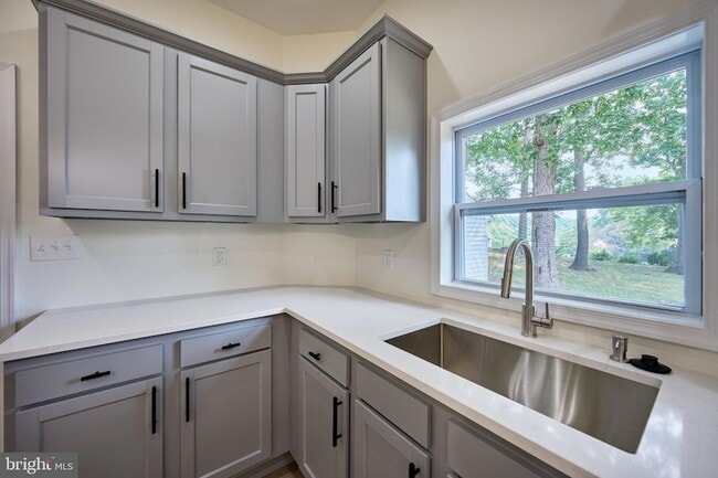Building Photo - 2924 Gracefield Rd