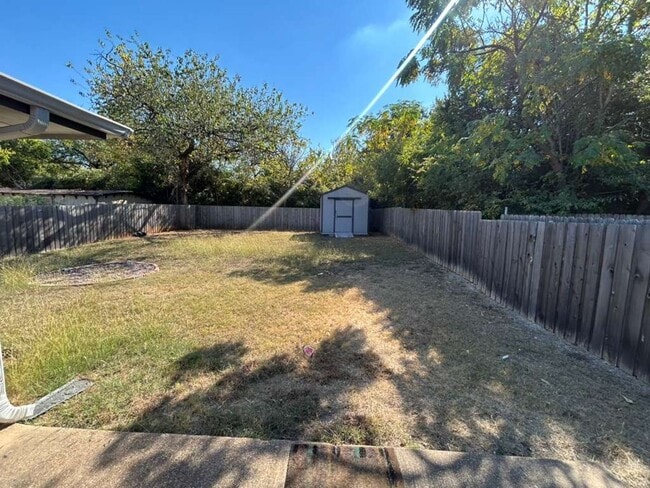 Building Photo - 3830 Kiest Knoll Dr