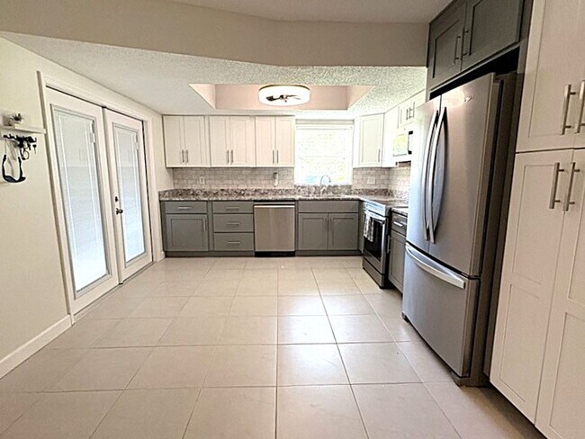 Building Photo - Adorable 2 Bedroom Townhome in Port Orange!