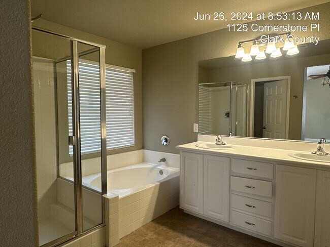 Building Photo - Beautiful Single Story with Pool in Eldora...