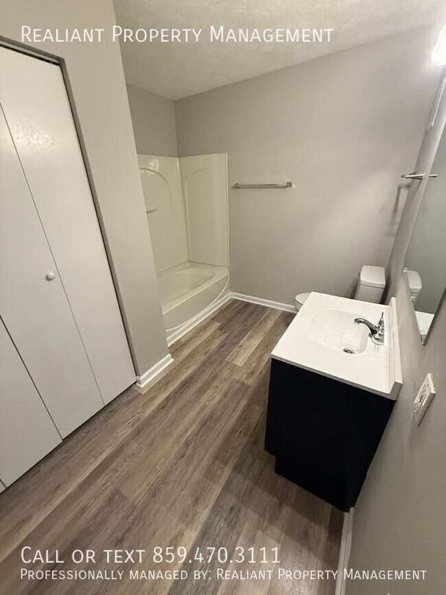 Building Photo - 2074 Fairmont Ct