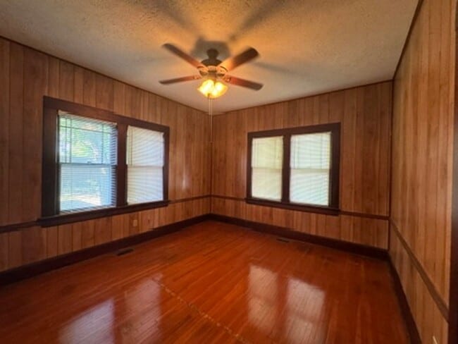 Building Photo - Charming 2 Bedroom Home Available - Unfini...