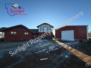 Building Photo - Horse Property - 3 bed 3 bath with ample s...