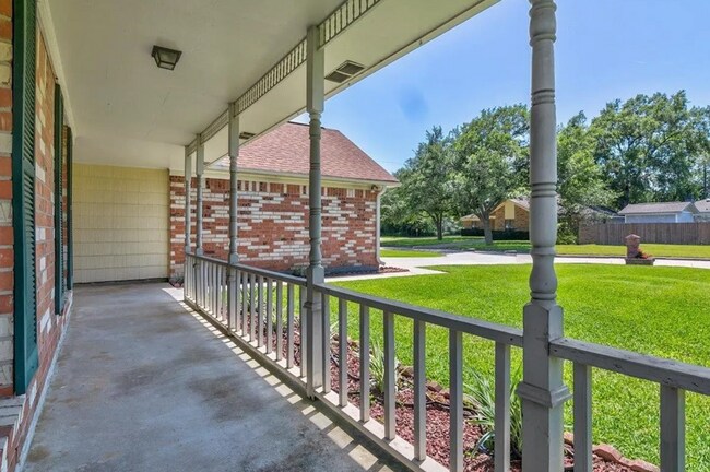 Building Photo - CROSSMEADOW