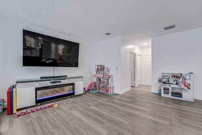 Building Photo - Spacious 3-Bedroom with 3 Full Baths in Royal Palm Beach!