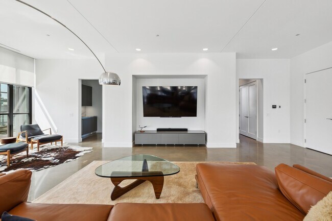 Building Photo - 900 W Washington Blvd