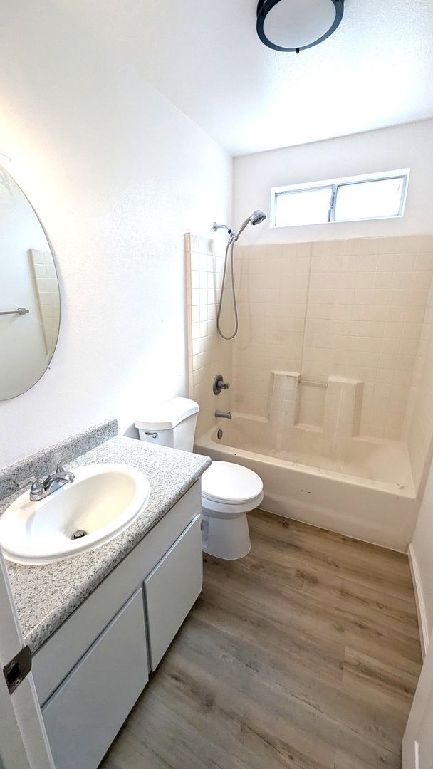 Building Photo - Sizeable 4 Bedroom 2 Bath Home on large co...
