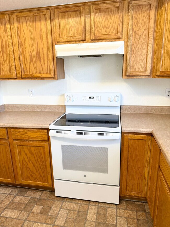 Building Photo - Fantastic 4 Bedroom/2 Bath Single Level Ho...