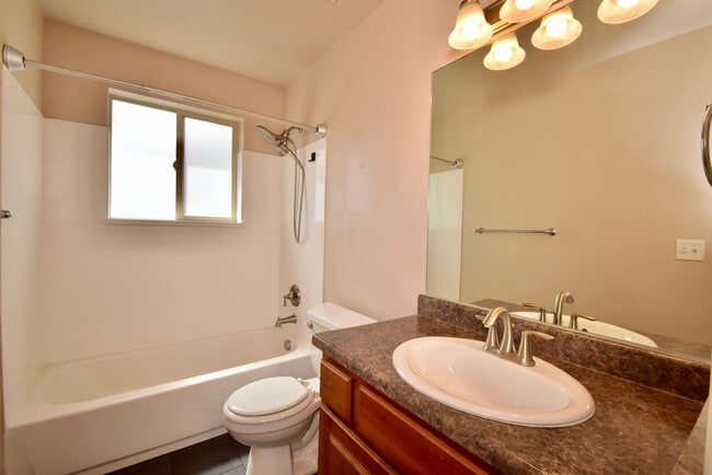 Building Photo - 3 Bed 2.5 Bath Home in HOA Community with Great Amenities!