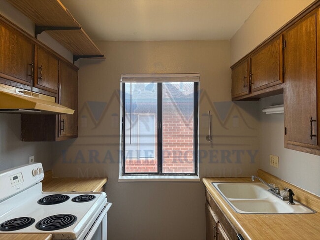 Building Photo - 4 Bed 1.5 Bath Townhouse Style Apartment