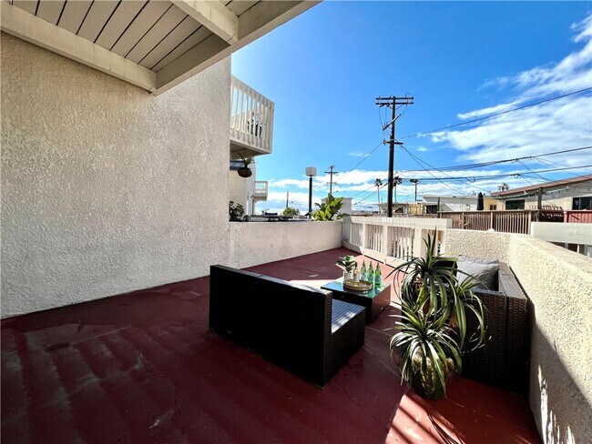 Building Photo - 7301 Vista Del Mar Vis