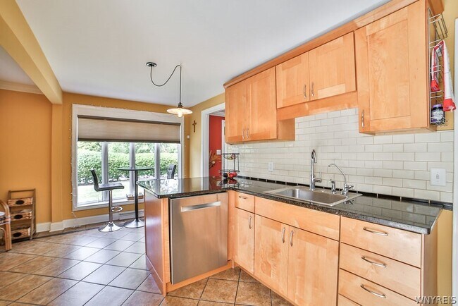 Building Photo - 32 Bernhardt Dr