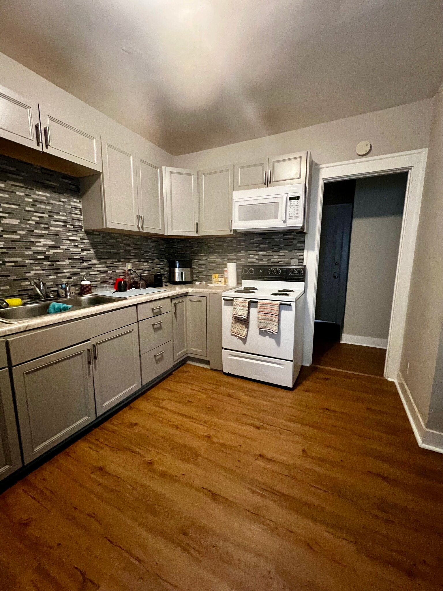 Kitchen - 2077 Cascade Rd SW