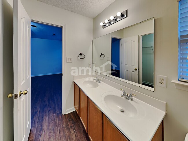 Building Photo - 7739 Sullivans Trace Dr