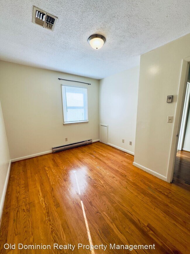 Building Photo - 2 br, 1.5 bath House - 548 Roosevelt Street