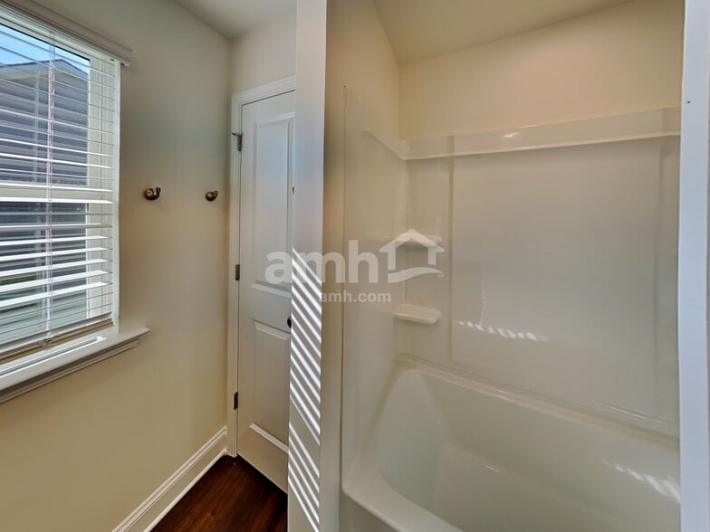 Building Photo - 7424 Garrett Ct