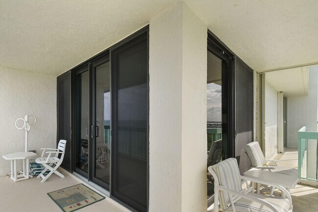 Building Photo - 9940 S Ocean Dr