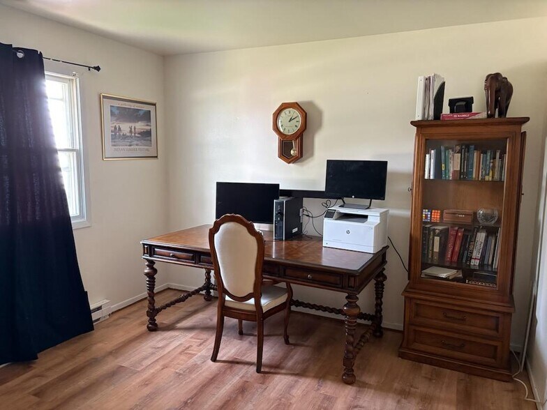 bedroom 2 - 1074 Mineral Springs Dr