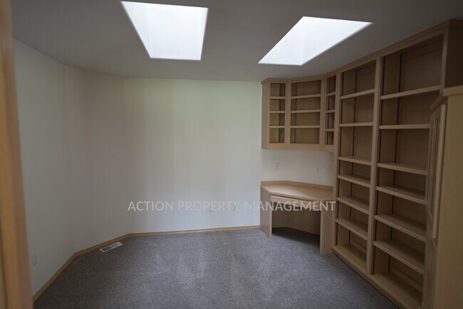 Building Photo - 2 bed + office, 2 bath, 2 car garage condo in Sunland