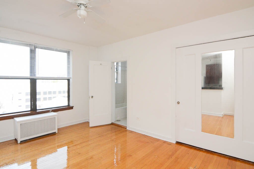 Building Photo - 941 W Carmen Ave