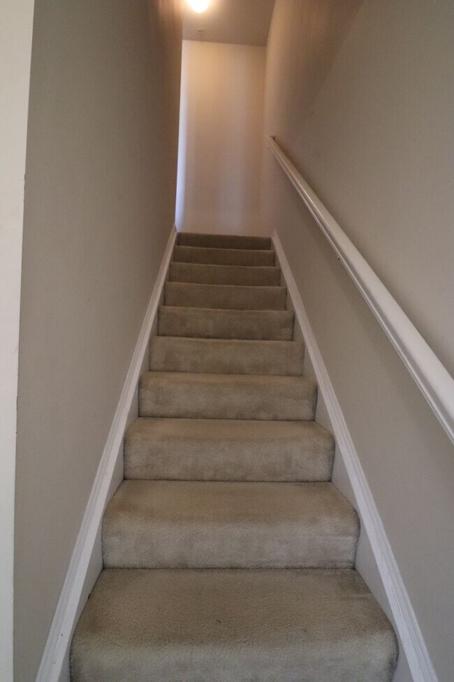 Building Photo - Rare 2BR 2BA 2 Level Condo With Garage