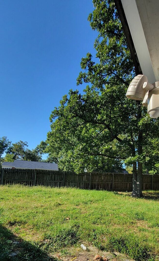 Building Photo - 8908 Mapleton Rd