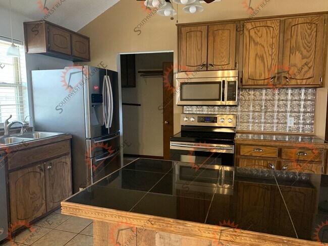 Building Photo - 3 BEDROOM/2 FULL BATH/2 CAR GARAGE