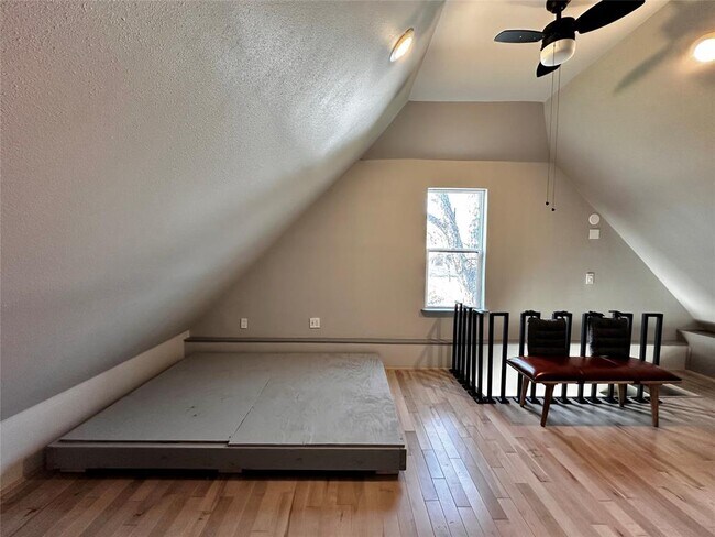 Building Photo - 914 E 39th St