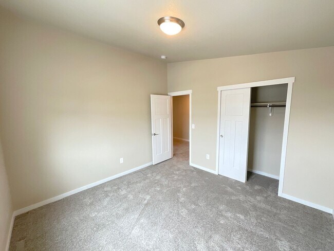 Building Photo - 3 Bedroom Home Available Near S Powers Blv...