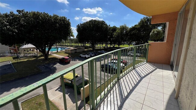 Building Photo - 9350 Fontainebleau Blvd