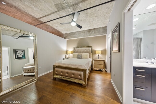 Building Photo - 240 E Illinois St