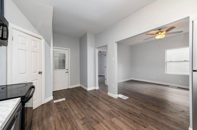 Building Photo - E. WALNUT HILLS - Cute 2 bed in upper of 2 family