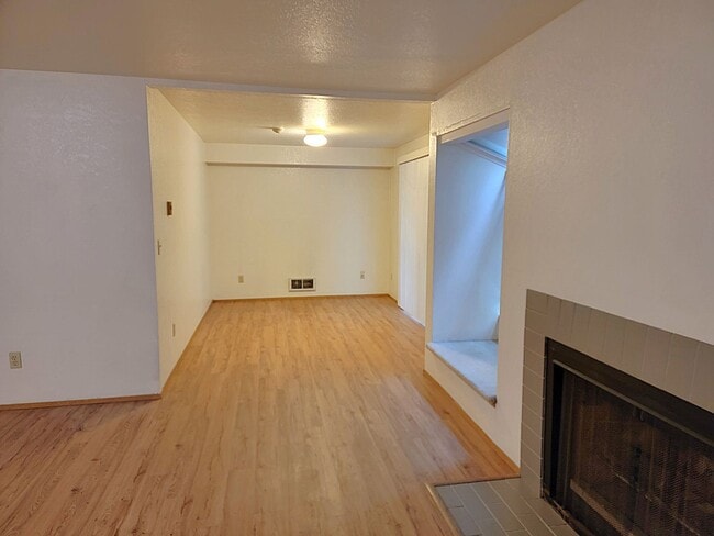 Building Photo - Sammamish Waterway 1 Bedroom + Den 1 BA Condo $1800.00