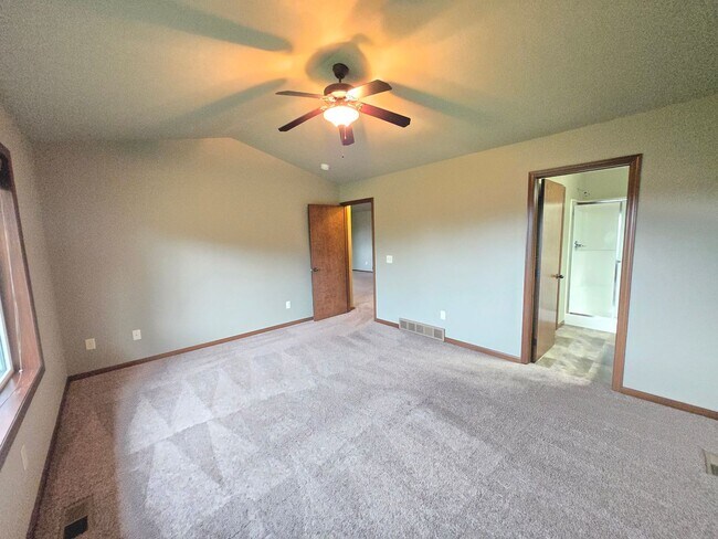 Building Photo - Spacious 3 Bed 2 Bath Twinhome | East Siou...