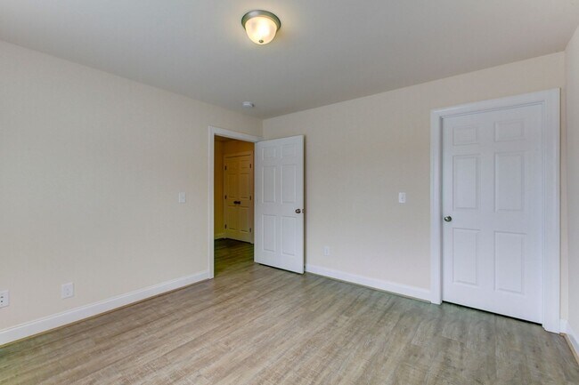 Building Photo - Two Story Townhome!