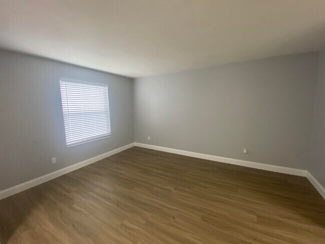 Building Photo - 1530 Live Oak Dr