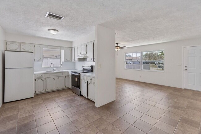 Building Photo - 4559 33rd Ave N