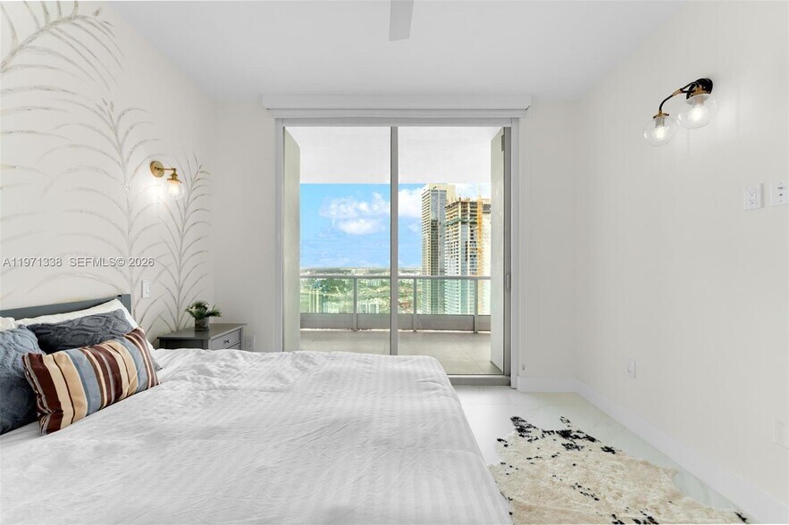 Building Photo - 900 Biscayne